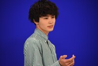 オープニング用の撮影に臨むタクヤ。