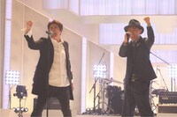 人気画像5位は「とんねるず熱唱！『みなさんのおかげでした』最終回に松田聖子と野猿が登場」より、熱唱するとんねるず。(c)フジテレビ