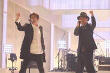 熱唱するとんねるず。(c)フジテレビ