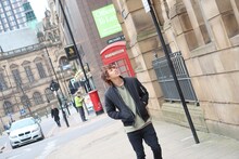 イギリスの都市、シェフィールドの街を巡るReN。