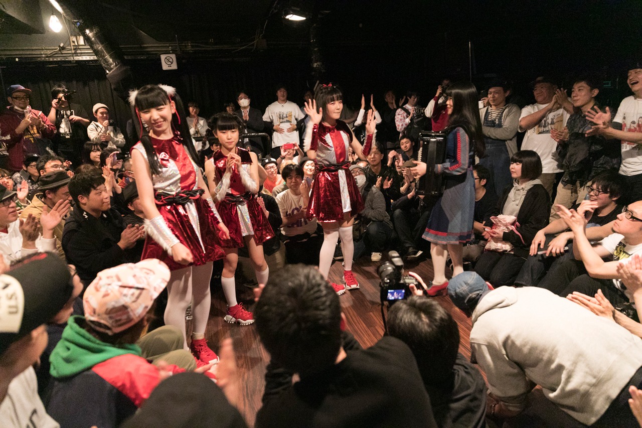 SAKA-SAMA「イッツ ア SAKA-SAMAワールド」の様子。（撮影：藤島亮）