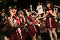 SAKA-SAMA「イッツ ア SAKA-SAMAワールド」の様子。（撮影：藤島亮）