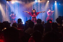 SAKA-SAMA「イッツ ア SAKA-SAMAワールド」の様子。（撮影：藤島亮）