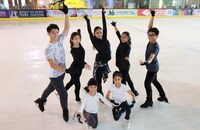 インドネシアを訪問した安藤美姫（中央）。