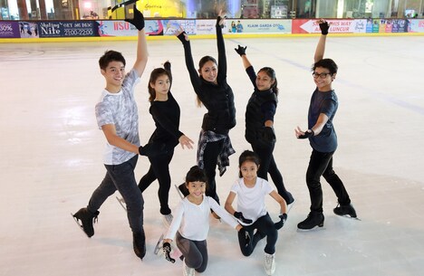 インドネシアを訪問した安藤美姫（中央）。