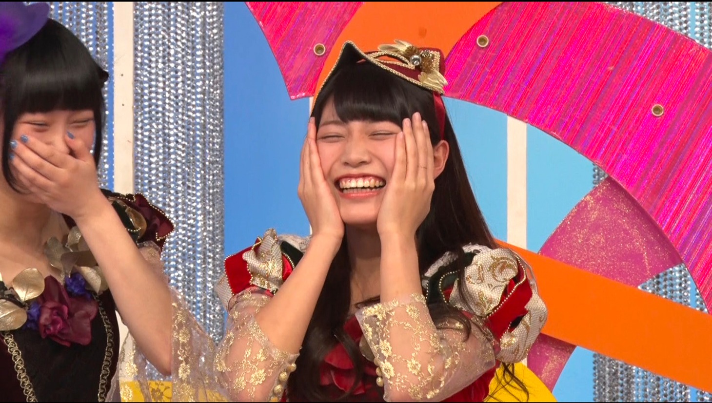 笑いをこらえるまねきケチャ・中川美優（左）と松下玲緒菜（右）。