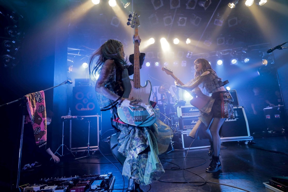 SILENT SIREN「天下一品 presents SILENT SIREN LIVE TOUR 2018 ～"Girls will be Bears"TOUR～」神奈川・Yokohama Bay Hall公演の模様。（Photo by HAJIME KAMIIISAKA）