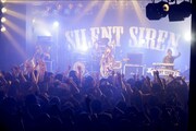 SILENT SIREN「天下一品 presents SILENT SIREN LIVE TOUR 2018 ~"Girls will be Bears"TOUR~」神奈川・Yokohama Bay Hall公演の模様。(Photo by HAJIME KAMIIISAKA)