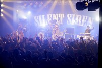 SILENT SIREN「天下一品 presents SILENT SIREN LIVE TOUR 2018 ～"Girls will be Bears"TOUR～」神奈川・Yokohama Bay Hall公演の模様。（Photo by HAJIME KAMIIISAKA）