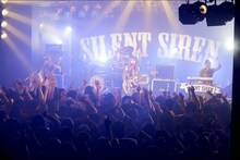 SILENT SIREN「天下一品 presents SILENT SIREN LIVE TOUR 2018 ～"Girls will be Bears"TOUR～」神奈川・Yokohama Bay Hall公演の模様。（Photo by HAJIME KAMIIISAKA）