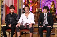 左から岩田剛典、新庄剛志、バカリズム。(c)日本テレビ