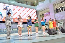 ヒャダイン（左端）とトークするChuning Candy。