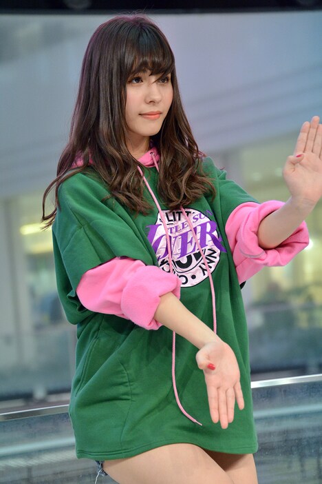 空手の型を披露するソフィー。