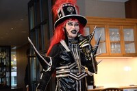 記者陣に視線を送るJAGUAR。