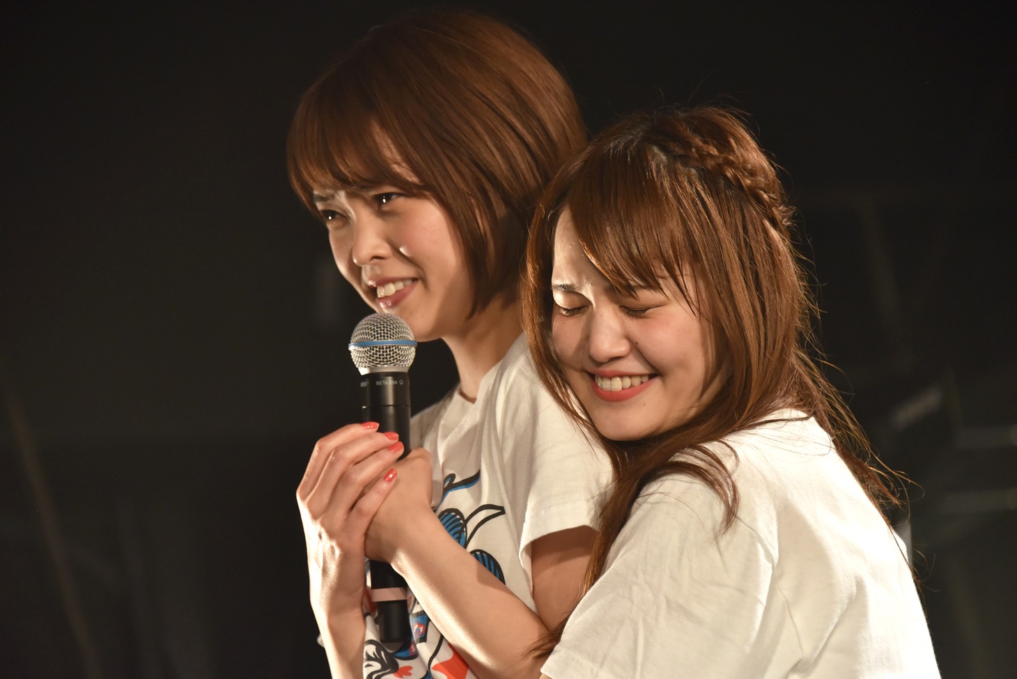 Nao☆（右）に抱き付かれ困惑した表情のKaede（左）。
