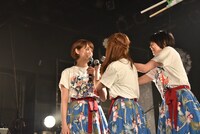 Nao☆（中央）から「いつ引くの？ 紐」と振られ「今でしょ」と答えざるを得なくなったKaede（左）。