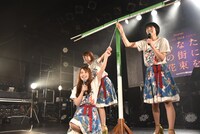 3人で紐を引きサプライズ発表するNegicco。