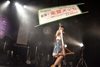 サプライズ発表を終えためくりをステージ上手に運ぶMegu。