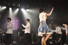 「サザエさん一家」を歌いながらCRCK/LCKSと前田大輔を招き入れるMegu。