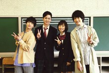 さくらしめじと渡辺哲史（中央左）、柴田杏花（中央右）。