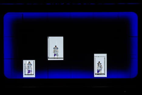 「Recollect」のパフォーマンス中に一瞬姿を見せたPerfume。 (撮影:上山陽介)