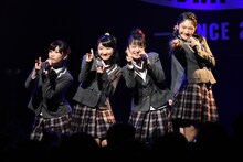 左から岡崎百々子、日高麻鈴、山出愛子、岡田愛。