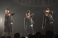 「未来時計」を披露する岡田愛、山出愛子、岡崎百々子。