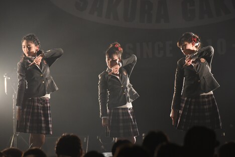 「未来時計」を披露する岡田愛、山出愛子、岡崎百々子。