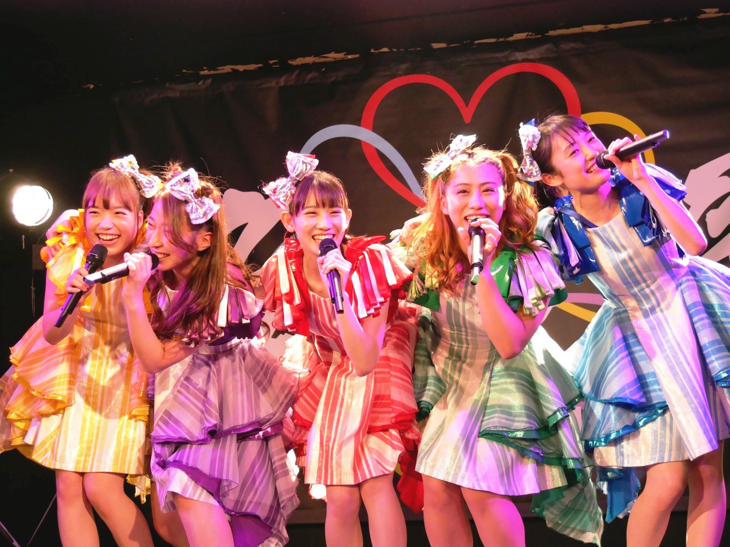 「チームしゃちほこ SPRING TOUR 2018～日本中でJUMP MAN！？幸せの使者は君だッ！～」石川・金沢EIGHT HALLの様子。（写真提供：ワーナーミュージック・ジャパン）