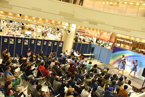 Negiccoによるミニライブの様子。