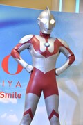 仁王立ちのウルトラマン。