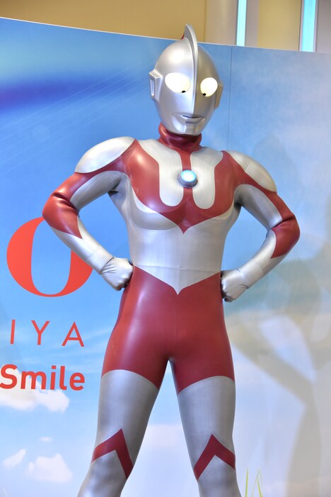 仁王立ちのウルトラマン。