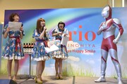 ウルトラマン（右）の「ジュワッ！」に大興奮のNegicco（左）。