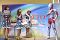 ウルトラマン（右）の「ジュワッ！」に大興奮のNegicco（左）。