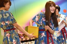 抽選会のクジを引くNao☆（右）。