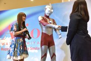 当選者と握手するウルトラマン（中央）。