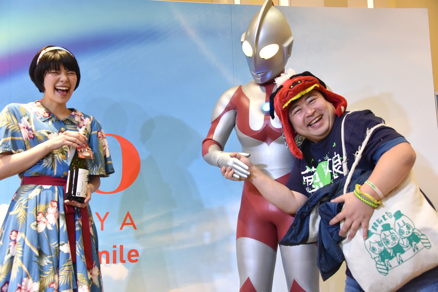 Negiccoファンと握手するウルトラマン（中央）。
