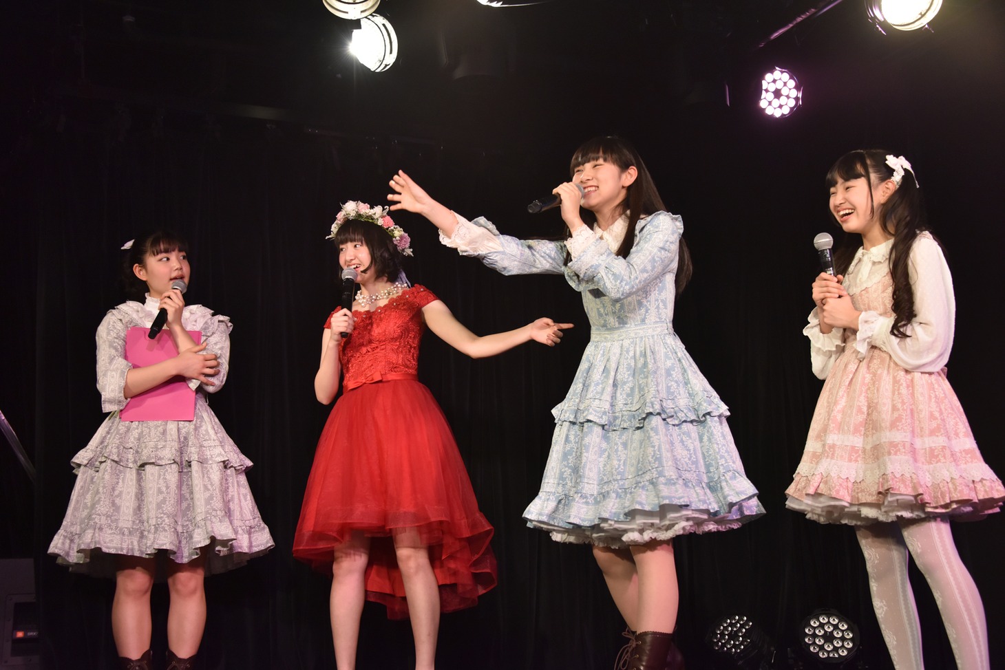 鉄戸美桜（左から2番目）から「里奈ちゃんむっつりスケベだから笑ってたんですよ」と反論される星里奈（右から2番目）。