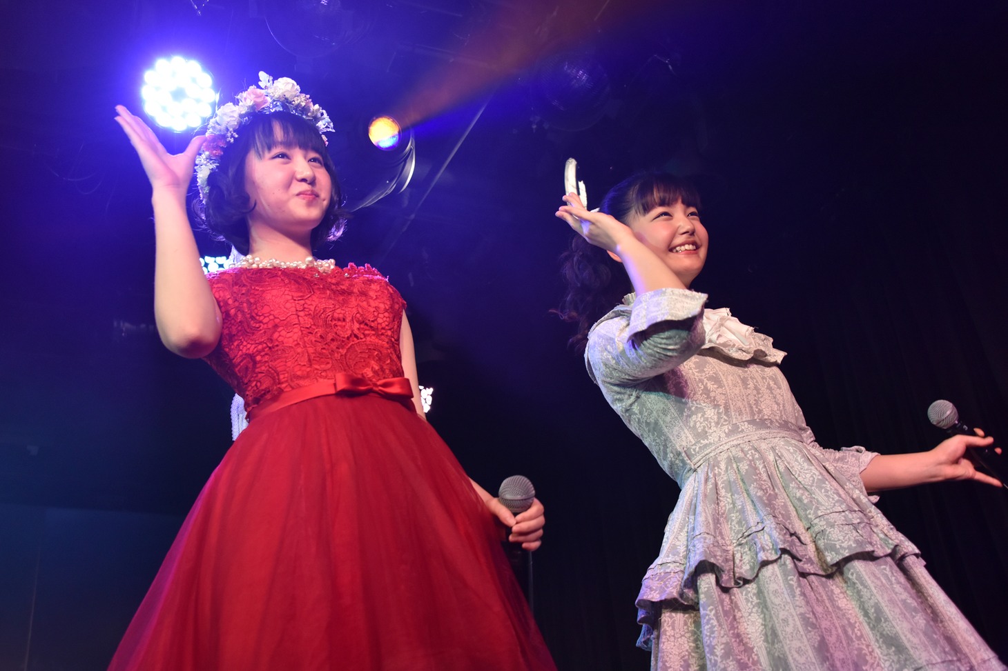 左から鉄戸美桜、我妻桃実。