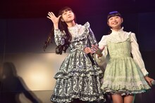 左から阿部かれん、吉田万葉。