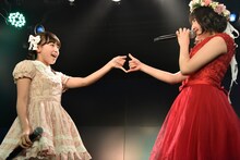 三浦理恵子「日曜はダメよ」を歌う井上姫月（左）と鉄戸美桜（右）。