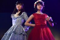 チェキッ娘「あたしの靴あなたの靴」を披露する星里奈（左）と鉄戸美桜（右）。