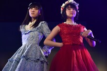 チェキッ娘「あたしの靴あなたの靴」を披露する星里奈（左）と鉄戸美桜（右）。