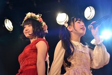 斉藤由貴「いちご水のグラス」を歌う鉄戸美桜（左）と塩野虹（右）。