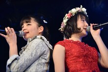 斉藤由貴「AXIA～かなしいことり～」を歌う我妻桃実（左）と鉄戸美桜（右）。