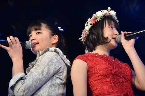 斉藤由貴「AXIA～かなしいことり～」を歌う我妻桃実（左）と鉄戸美桜（右）。