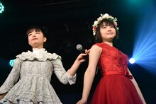 斉藤由貴「AXIA～かなしいことり～」を披露する我妻桃実（左）と鉄戸美桜（右）。