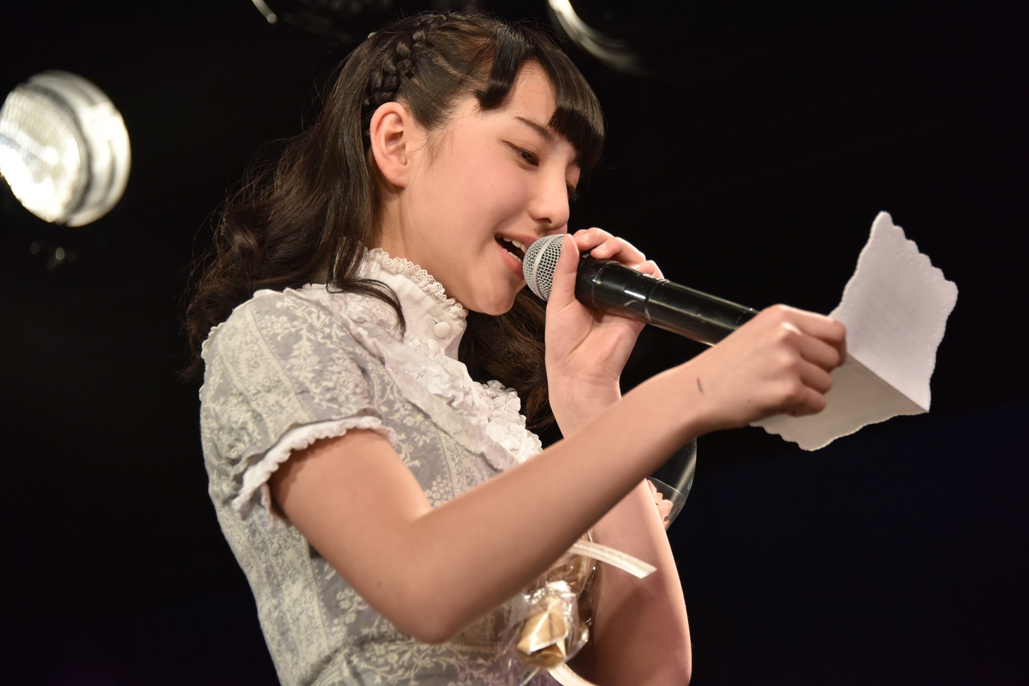 鉄戸美桜への手紙を読み上げる戸羽望実。