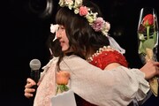 塩野虹（左）と抱き合う鉄戸美桜（右）。