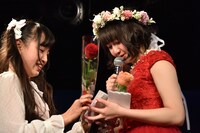 塩野虹（左）から手紙と花を受け取る鉄戸美桜（右）。